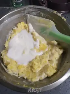 Make Strawberry yogurt cake step 5