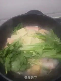Make Curry vegetables, seafood soup step 1