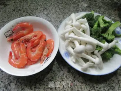 Make White mushrooms, sweet shrimp, broccoli step 0