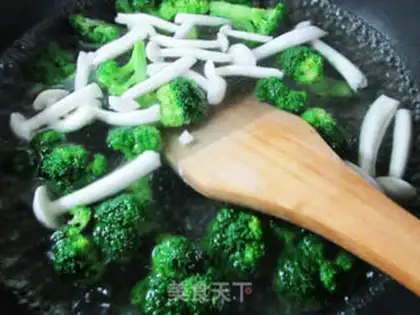 Make White mushrooms, sweet shrimp, broccoli step 1