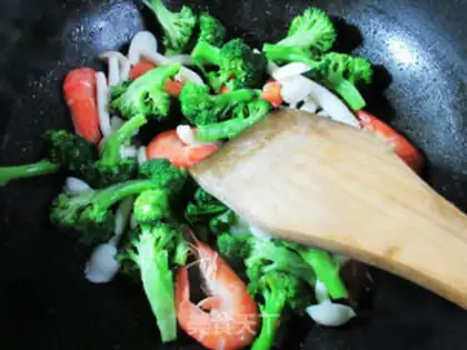 Make White mushrooms, sweet shrimp, broccoli step 2