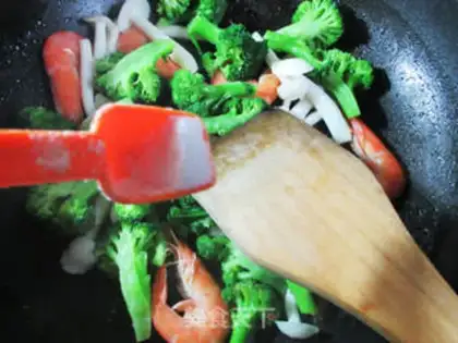 Make White mushrooms, sweet shrimp, broccoli step 3