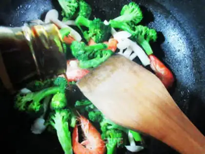 Make White mushrooms, sweet shrimp, broccoli step 4