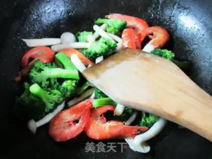 Make White mushrooms, sweet shrimp, broccoli step 5