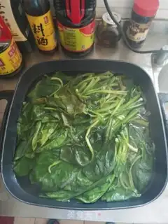 Make Piggy spinach step 1