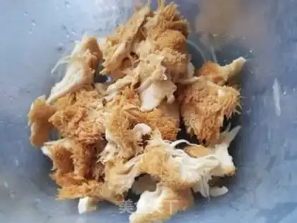 Make Monkey head mushroom seafood soup step 1