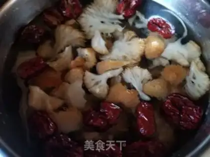 Make Monkey head mushroom seafood soup step 8