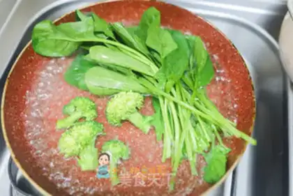 Make The meat pine and the vegetables step 1