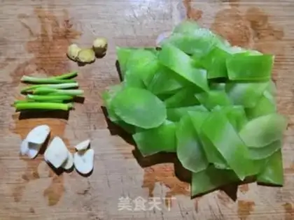 Make A fried chicken chest step 1