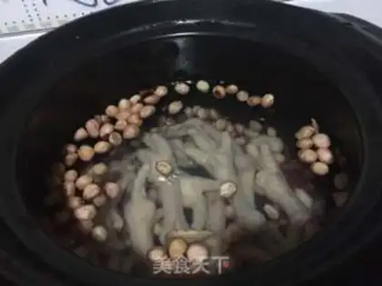 Make Peanut chicken leg soup step 2