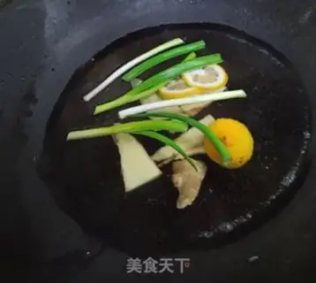 Make Onions of ginger lemonade shrimp step 1