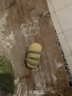 Make Bee buns step 11