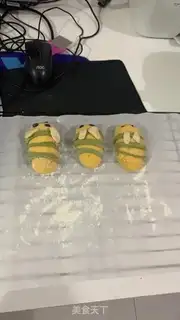 Make Bee buns step 13