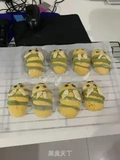 Make Bee buns step 14