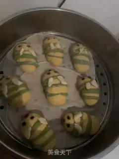 Make Bee buns step 15