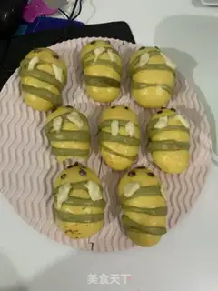 Make Bee buns step 16