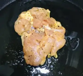 Make Piggy black pepper chicken burger step 0