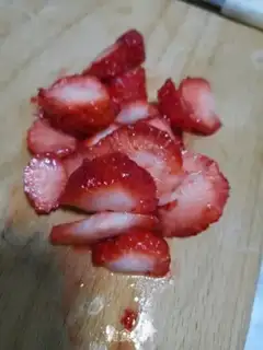 Make Strawberry shakes step 1
