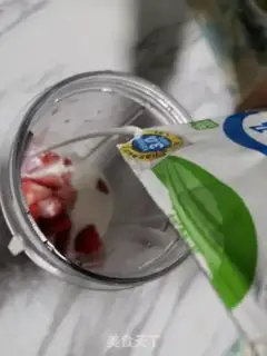 Make Strawberry shakes step 2