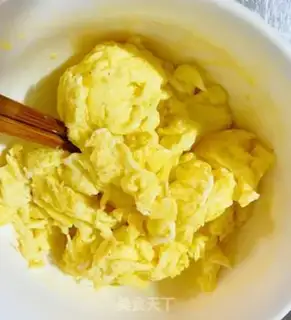 Make Garlic fried eggs step 1