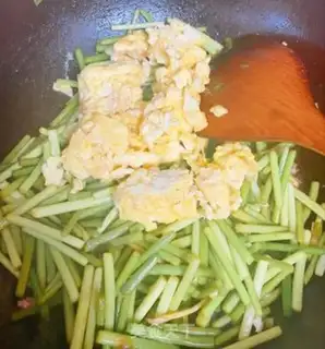 Make Garlic fried eggs step 5