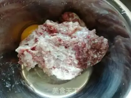 Make Handmade meat dumplings step 1