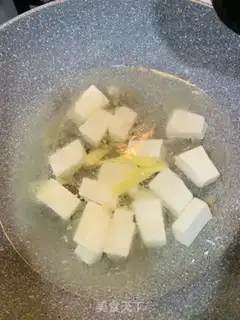 Make The clams, the sea belt, the tofu soup step 1