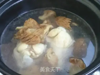 Make Monkey mushroom chicken soup step 4