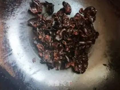 Make Black cucumber fried eggs step 2