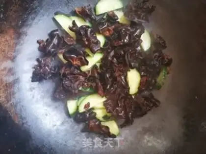 Make Black cucumber fried eggs step 3
