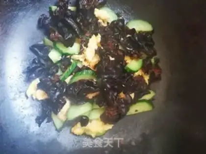Make Black cucumber fried eggs step 4