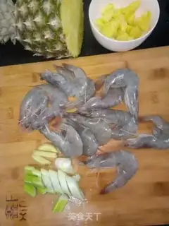 Make Pineapple and shrimp step 0