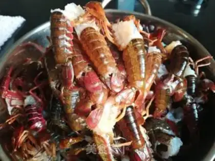 Make Spicy little lobster pan step 1