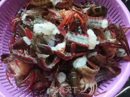 Make Spicy little lobster pan step 2