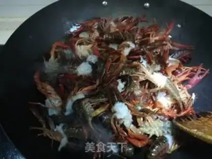 Make Spicy little lobster pan step 3