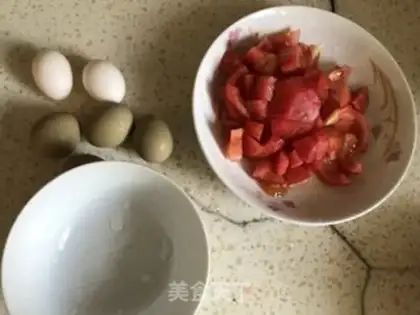 Make Tomato fried pigeon eggs step 0