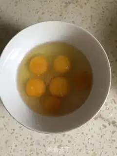 Make Tomato fried pigeon eggs step 1