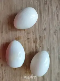 Make A boiled goose egg step 1