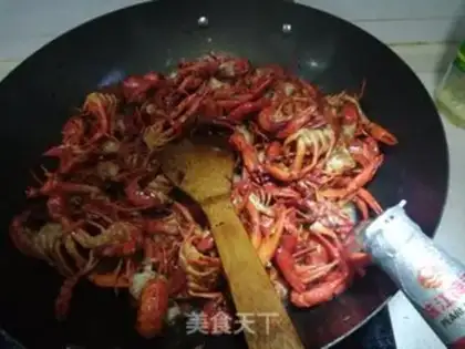 Make Spicy little lobster pan step 9