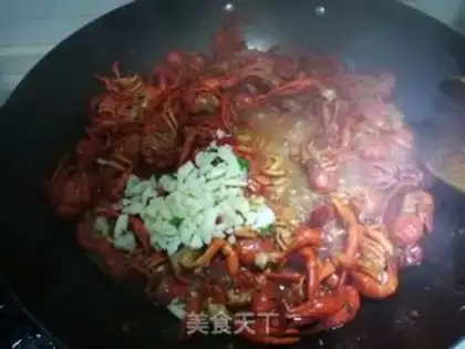 Make Spicy little lobster pan step 11