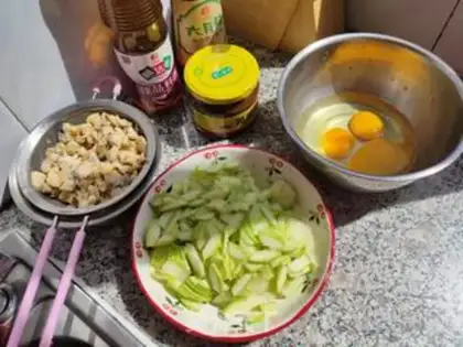Make Smelt clams and fried eggs step 0