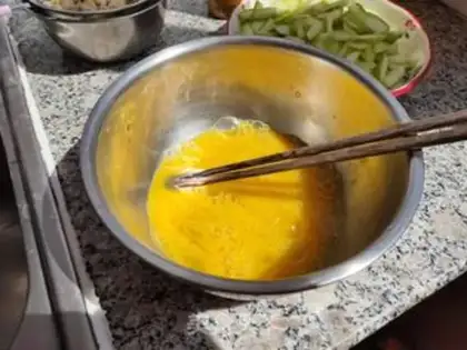 Make Smelt clams and fried eggs step 1
