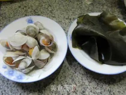 Make Round clam and seaweed soup step 0