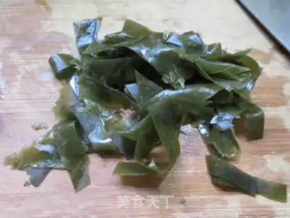 Make Round clam and seaweed soup step 2