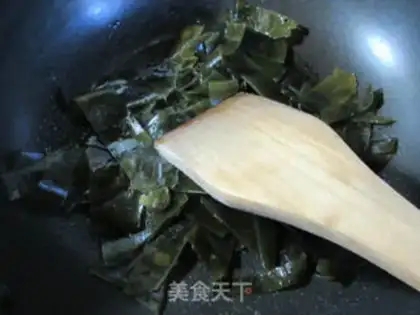 Make Round clam and seaweed soup step 3