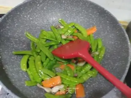 Make Dutch bean ear fried meat step 3