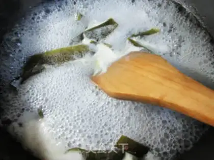 Make Round clam and seaweed soup step 5