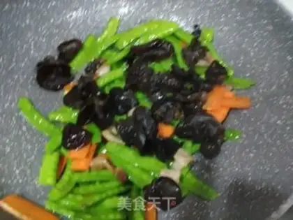 Make Dutch bean ear fried meat step 4