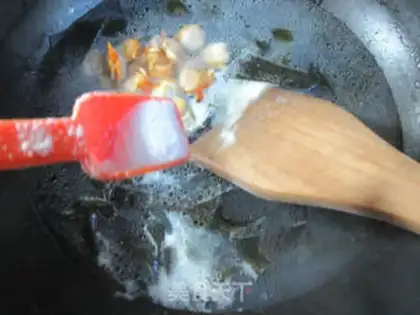 Make Round clam and seaweed soup step 7