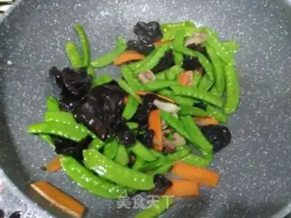 Make Dutch bean ear fried meat step 5